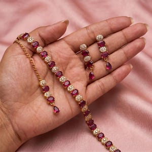 Conjunto de collar gargantilla de rubíes con pendientes y tikka / Joyería nupcial india / Joyería de boda / Gargantilla ajustable
