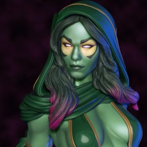 Pode incluir: Um busto de uma figura de pele verde com olhos brancos brilhantes, vestindo uma capa com capuz verde-escura com detalhes dourados. A figura tem cabelos longos, escuros e ondulados com pontas magenta e uma expressão facial séria.