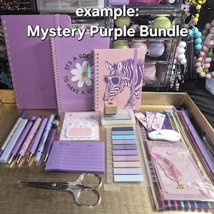 Peut inclure: Un ensemble de papeterie violette comprenant trois carnets à spirales, dont un avec un zèbre portant des lunettes de soleil, des stylos, un bloc-notes, des notes adhésives, un tampon, des marque-pages, un signet plume et des ciseaux argentés.