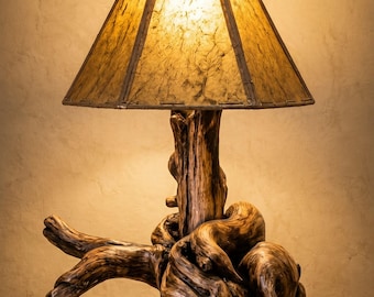 Skulpturale Treibholz-Lampe mit Bernsteinschirm, handgefertigte rustikale Beleuchtung