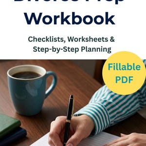 Peut inclure: Un cahier intitulé "Divorce Prep Workbook" avec le sous-titre "Checklists, Worksheets & Step-by-Step Planning". Une personne écrit avec un stylo noir sur un bloc-notes. Une tasse de café turquoise et une pile de livres sont sur le bureau en bois. Le texte "Fillable PDF" est dans un cercle jaune.