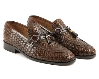 Mocassini da uomo in pelle intrecciata a mano con nappine, scarpe eleganti, modello slip-on marrone, adatti sia per l'ufficio che per i matrimoni.
