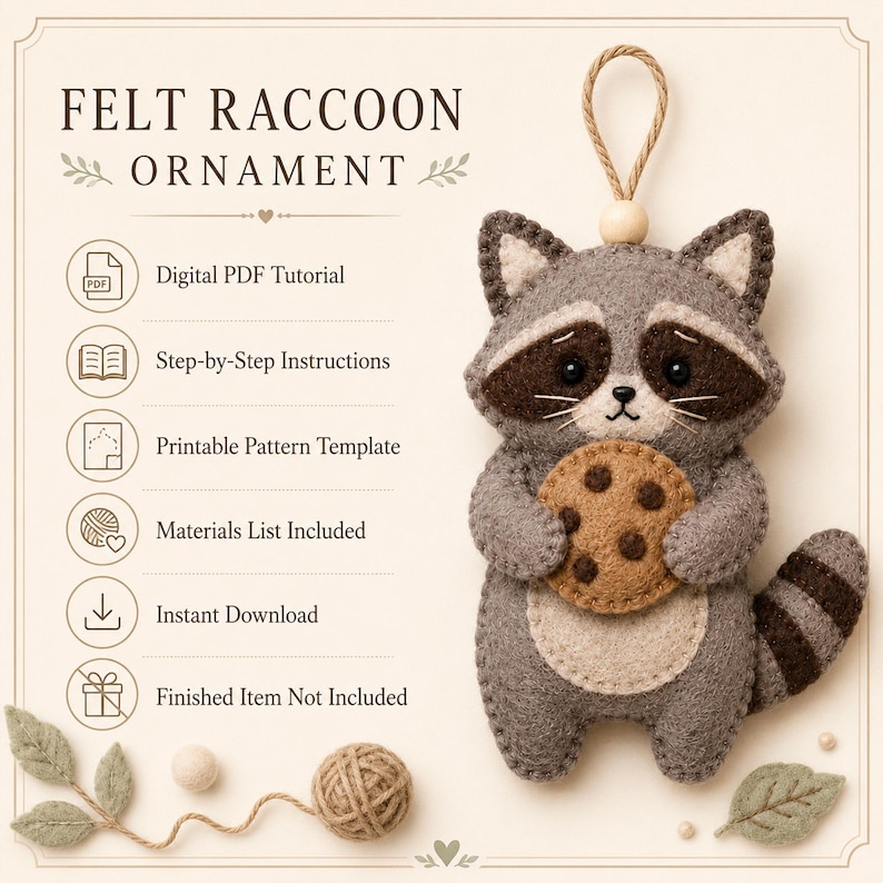 Puede incluir: Un adorno de fieltro con forma de mapache que sostiene una galleta con chispas de chocolate, con cuerpo gris y crema y cola rayada. El texto dice: FELT RACCOON ORNAMENT, Digital PDF Tutorial, Step-by-Step Instructions, Printable Pattern Template, Materials List Included, Instant Download, Finished Item Not Included.