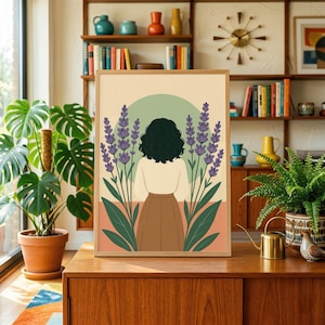 Pode incluir: Uma impressão artística emoldurada com uma ilustração central de uma pessoa com cabelo escuro e encaracolado vista de costas, vestindo um top creme e saia castanha, ladeada por caules de lavanda roxa sobre um fundo amarelo e verde.