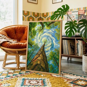 Pode incluir: Uma pintura emoldurada que mostra uma vista em ângulo baixo de um tronco de árvore alto que se estende em direção a um céu rodopiante em tons de azul e amarelo. A obra apresenta pinceladas texturizadas, folhagem verde viva e casca castanha.