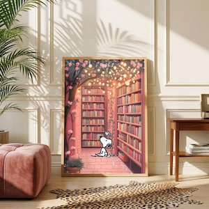 Pode incluir: Uma impressão de arte de parede vertical emoldurada apresentando um cão de desenho animado sentado em um corredor de biblioteca em tons de rosa. A cena inclui estantes altas cheias de livros coloridos, uma árvore com flores e luzes suspensas.