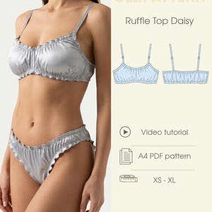 Peut inclure: Un ensemble de lingerie deux pièces en satin argenté avec un haut à volants et une culotte assortie. Le texte OLI.PATTERN Ruffle Top Daisy accompagne un croquis technique, une icône de tutoriel vidéo, un patron PDF A4 et les tailles XS-XL.