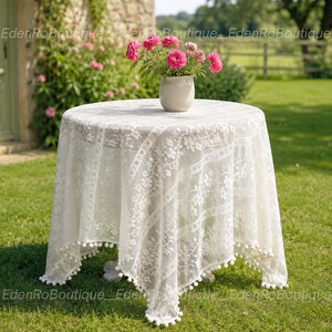 Spitzentischdecke mit Quasten/Rüschenbesatz; Feiner weiß-cremefarbener Stoff; Quadratische/rechteckige Form; Blumenmuster; Plissierte Tischdecke;