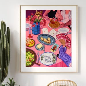 Pode incluir: Uma obra de arte emoldurada que retrata uma mesa rosa com comida, flores e um leque. O leque diz "Long Live Texas Drag". Um vaso azul contém tulipas vermelhas. Um prato tem o texto "Do What I Want When I Want".