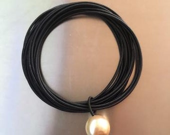 Piano Wire Bracelet Black with gold pearl