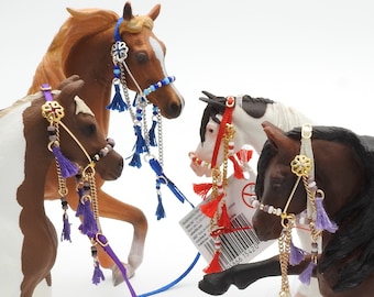 Handgefertigtes, verziertes, arabisches Halfter mit Quasten für Schleich Modell Pferde - 4 Farbvariationen verfügbar (Modell Pferd nicht enthalten)