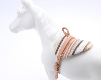 Schabracke für Schleich Pferde Modell Pferde Chevaux Paard Caballo Cavallo - Farbkombination Braun/Blau/Rot