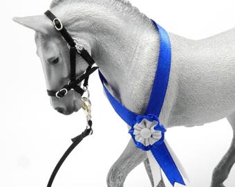 Handgjord bandgrimma med ledrep, blått skärp och rosett för Schleich modellhästar Pferde Chevaux - färgvariationer Caballo Cavallo