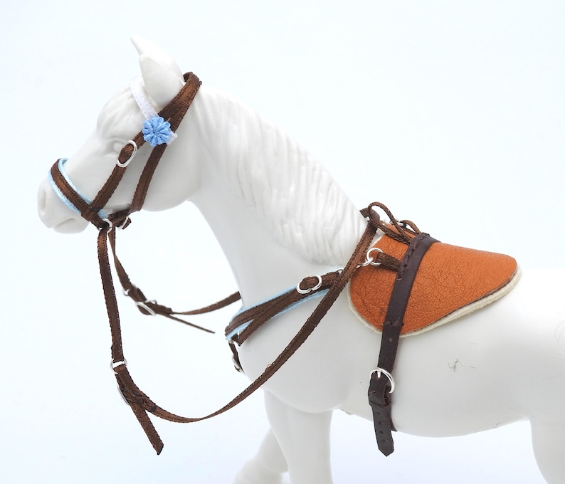 Bareback Schabracke & gebisslose Trense für Schleich Pferde – Handgefertigtes Leder mit Zierniete, verstellbar, Pferd NICHT inklusive Braun