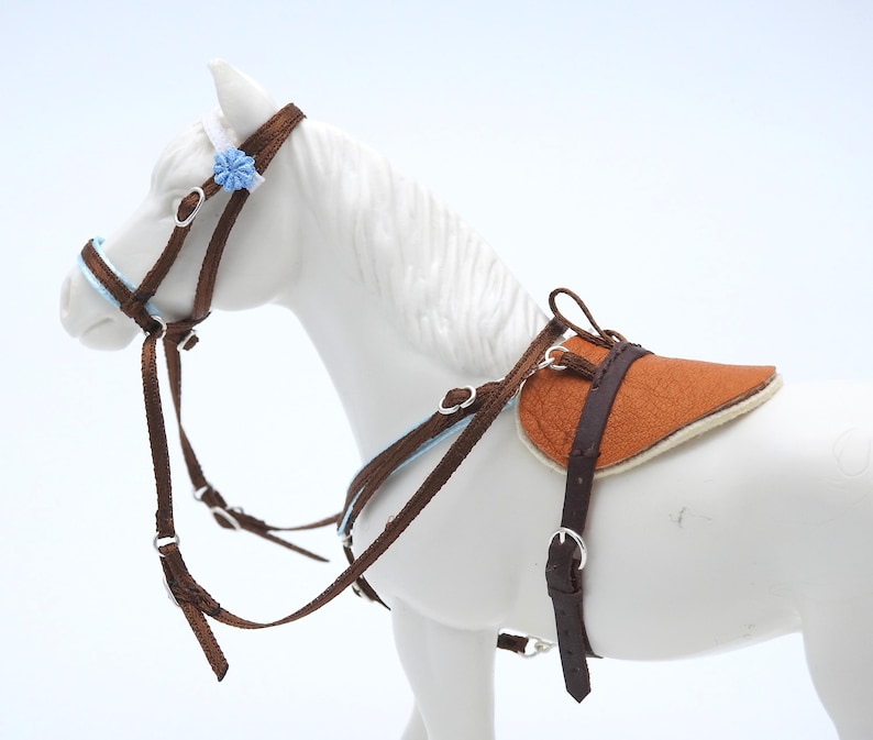 Bareback Schabracke & gebisslose Trense für Schleich Pferde – Handgefertigtes Leder mit Zierniete, verstellbar, Pferd NICHT inklusive Bild 6