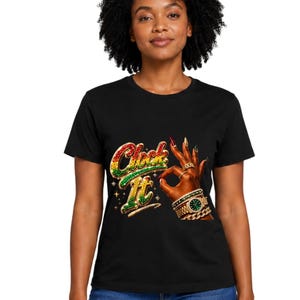 Peut inclure: Un t-shirt noir à manches courtes avec une impression graphique représentant une main faisant un geste d'accord. La main est ornée de bagues, de bracelets et d'une montre en or. Le texte "Clock It" est écrit en lettres pailletées rouge, jaune et vert.