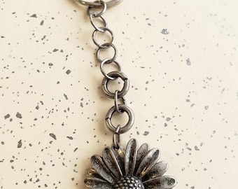 Simple Gray Metal Daisy Flower Fashion Keychain | Handmade Floral Charm Accessory