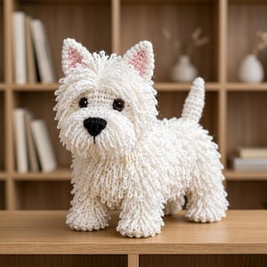 Könnte beinhalten: Eine weiß gehäkelte West Highland White Terrier Hundefigur mit zotteliger Textur, schwarzen Kunststoffaugen, einer schwarzen Nase und hellrosa Innenohren. Das Plüschtier steht auf vier Beinen mit einem kurzen, aufrechten Schwanz aus weißem Garn.