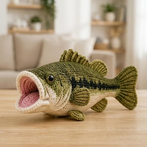 Peut inclure: Un poisson en crochet avec un corps texturé vert olive orné d'une bande horizontale sombre, un ventre crème et une bouche ouverte révélant un intérieur rose. Le poisson possède une nageoire dorsale, des nageoires latérales et une queue.