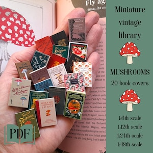 Op de afbeelding: Een verzameling miniatuur vintage boekomslagen met paddenstoelillustraties. De boeken worden in een hand gehouden en zijn in verschillende kleuren. De afbeelding bevat ook de tekst "Miniature vintage library" en "Mushrooms 20 book covers".