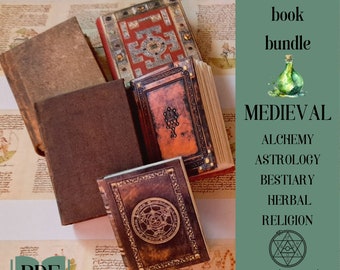 Può includere: Un set di cinque libri medievali in miniatura in scala 1:12. I libri sono rilegati in pelle marrone con disegni intricati e sono etichettati con i titoli: Alchimia, Astrologia, Bestiario, Erboristeria e Religione. I libri sono disposti su uno sfondo di carta antica con illustrazioni.