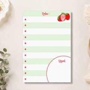 Peut inclure: Bloc-notes à rayures vertes et blanches. Il comporte l'inscription « Note : » en haut et une illustration à l'aquarelle de fraises. Le mot « Urgent » est écrit en rouge en bas.