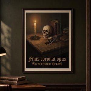 Op de afbeelding: Een ingelijste kunstdruk met een donkere scène van een menselijke schedel, een brandende kaars, een stapel oude boeken en een inktpot met een veer op een houten bureau. De tekst luidt Finis coronat opus en The end crowns the work in goud.