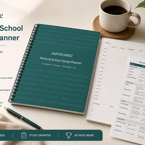 Könnte beinhalten: Ein tealfarbener Medical School Study Planner mit Spiralbindung, einem Stift und Lernblättern. Der Planer enthält den Text "auravante Medical School Study Planner" und die Worte "Plan. Focus. Master."