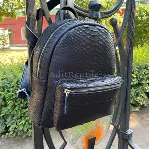 Mochila artesanal de luxo em couro exótico de píton preto | Mochila de designer feita à mão