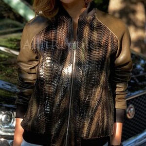 Braune Bomberjacke aus Pythonleder | Luxus exotische Haut Oberbekleidung | Handgemachte Schlange Jacke
