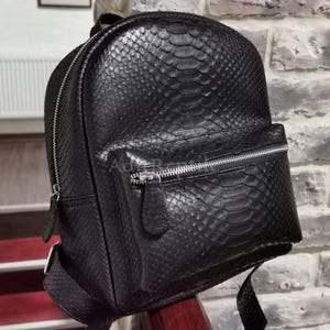 Mochila artesanal de luxo em couro exótico de píton preto | Mochila de designer feita à mão