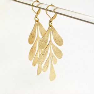Matisse Inspirierte Gold Messing Floral Ohrringe: Moderner botanischer Schmuck