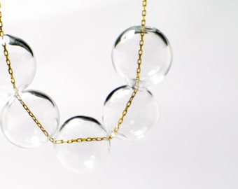 Kristallkulahänge, moderna minimalistiska smycken, samtida transparent kristallhalsband