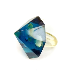 Anillo de diamantes hecho de resina, Anillo geométrico. Anillo de declaración, Anillo azul. Joyería moderna.
