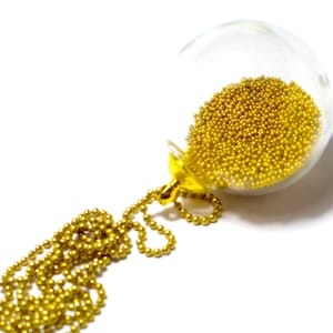 Glas-Anhänger. Mikro-Kugel gold Anhänger. Halskette. Glasperlenkugel. Moderner Schmuck. Klar, Statement Schmuck