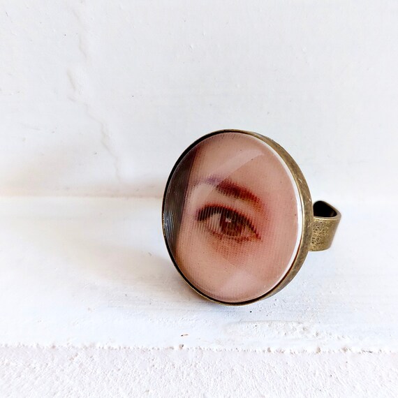 Holographic eye ring deals