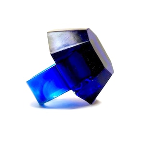 Anillo de diamantes hecho de resina, Anillo geométrico. Anillo de declaración, Anillo azul. Joyería moderna.