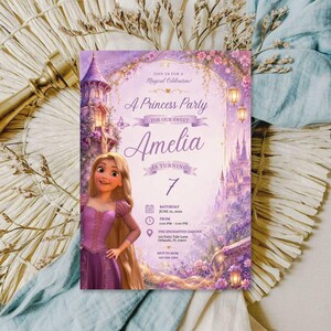 Peut inclure: Une carte d'invitation rectangulaire avec un personnage de dessin animé aux longs cheveux blonds en robe violette. Le design inclut un château, des lanternes suspendues et des fleurs. Texte : Join us for a Magical Celebration, A Princess Party for our sweet Amelia is turning 7, Saturday June 21, 2026, from 2:00 PM - 5:00 PM, The Enchanted Garden, 123 Fairy Tale Lane, Orlando, FL 32801, RSVP to Mom 407-555-1234.