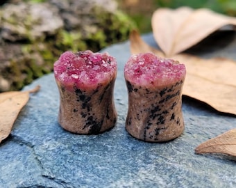 Lot de 2 écarteurs d'oreilles plats en calcite druzy naturelle, en pierre géode de cristal rose brut, style gothique artisanal, taille personnalisée