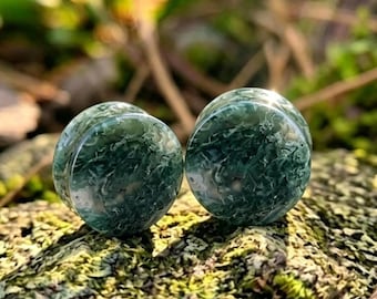 Dilatatori per piercing in agata muschiata verde, dilatatori in pietra di muschio a doppia svasatura, faccia piatta, botanica, cottagecore, gioielli organici in cristallo per il corpo, singoli o in coppia.