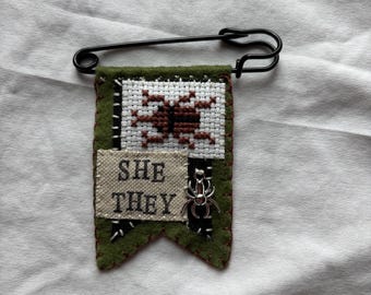 Broche artesanal com pronomes de insetos - pronomes personalizáveis