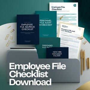 Peut inclure: Un dossier gris contenant des documents intitulés Employee File Checklist, Personnel File Audit Worksheet et New Hire Document Folder. Le texte Employee Resources et Employee File Checklist Download est visible avec des trombones et des stylos dorés.