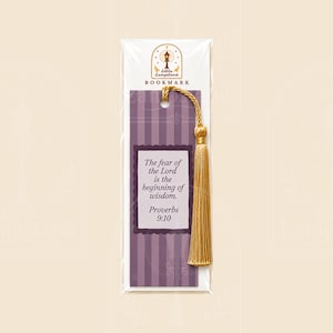 Könnte beinhalten: Ein violett gestreiftes Lesezeichen in einer transparenten Kunststoffhülle mit goldener Quaste und dem Text: The fear of the Lord is the beginning of wisdom. Proverbs 9:10. Oben befindet sich ein Logo mit Lampensymbol und Little Lampstand.