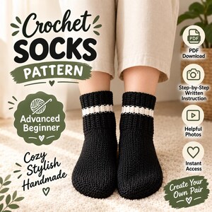Könnte beinhalten: Ein Paar schwarze Häkelsocken mit einem einzelnen weißen horizontalen Streifen am gerippten Bündchen. Das Bild enthält Text: Crochet SOCKS PATTERN, Advanced Beginner, Cozy Stylish Handmade, PDF Download, Step-by-Step Written Instruction, Helpful Photos, Instant Access, Create Your Own Pair.