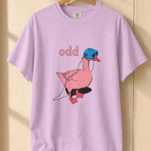 Odd Pink Goose in VR Headset T-Shirt, Weird Funny Duck Illustration Tee, Quirky Animal Graphic Shirt zdjęcie 18