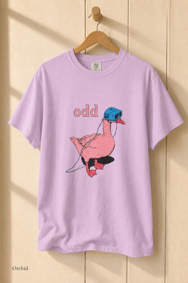 Odd Pink Goose in VR Headset T-Shirt, Weird Funny Duck Illustration Tee, Quirky Animal Graphic Shirt zdjęcie 18