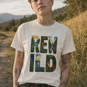 Camiseta con escena de naturaleza salvaje, camiseta con letras ilustradas con ciervo, zorro, bosque y río, camiseta de senderismo estilo cottagecore. imagen 2