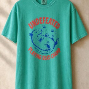 Invaincu Playing Dead Champ T-shirt Opossum T-shirt drôle de bande dessinée Possum T-shirt graphique animal étrange image 13