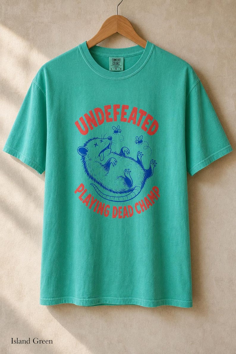 Invaincu Playing Dead Champ T-shirt Opossum T-shirt drôle de bande dessinée Possum T-shirt graphique animal étrange image 13