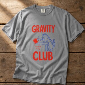 Gravity Club Cat T-Shirt Funny Cat Knocking Coffee Mug Off Table Tee Two Color Cat Lover Graphic Tee Gift imagem 13